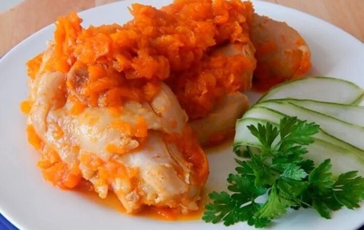 Салат с курицей с фасолью и корейской морковкой. Куриное филе с морковкой. Куриное филе с морковкой. Гуляш из куриной грудки с подливкой. Куриное филе с морковкой и луком.