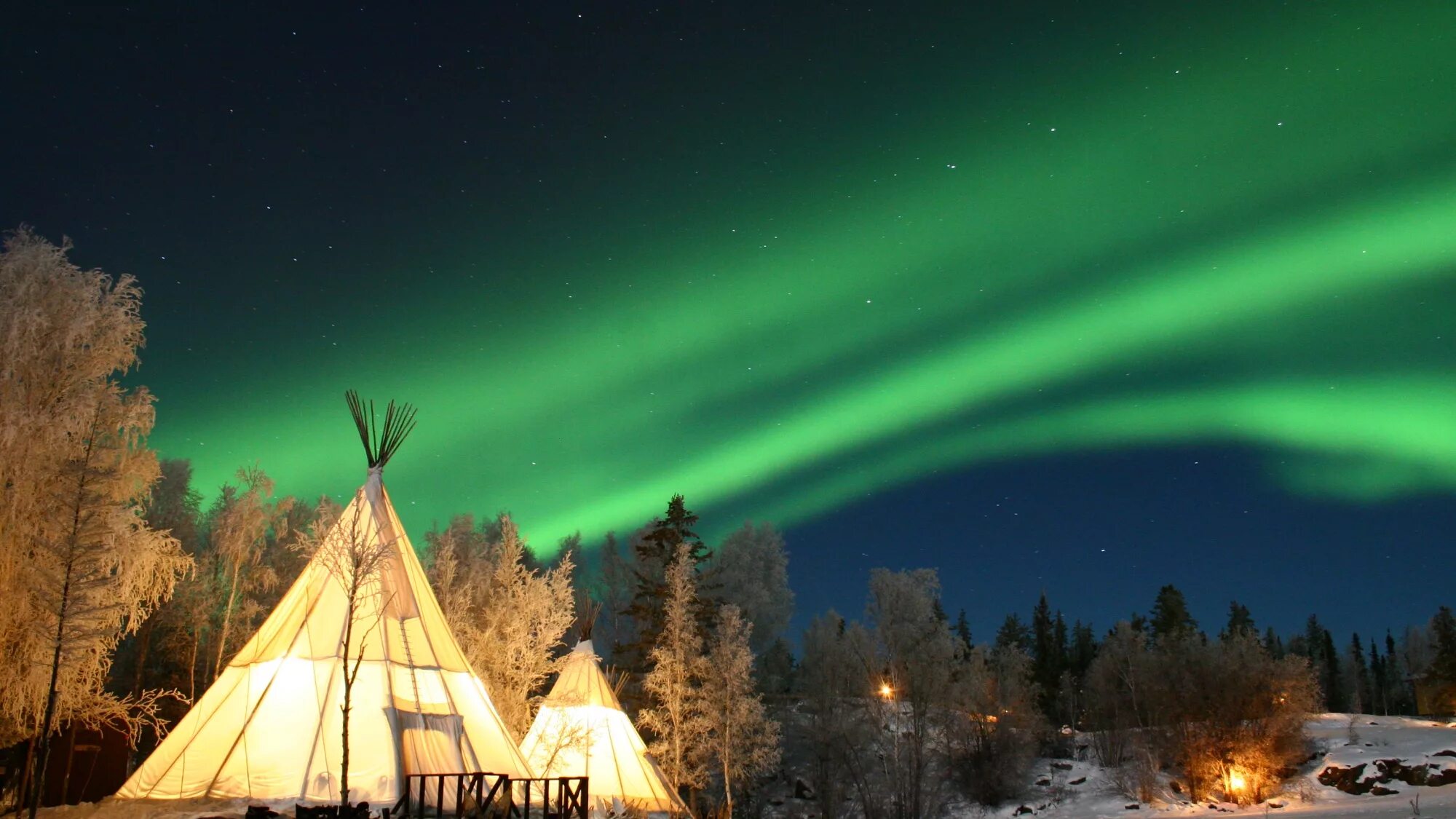 Тундра ненецкий автономный округ. Чум тундра северное сияние. Ямал тундра ненцы. Н. Символы эскимосов.