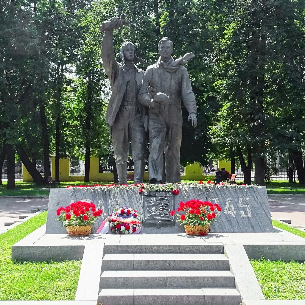 Нормандия тула. Памятник Нормандия Неман в Лефортово. Памятники летчикам Нормандии Неман. Памятник летчикам авиаполка Нормандия-Неман. Памятник летчикам Нормандии Неман в Москве.