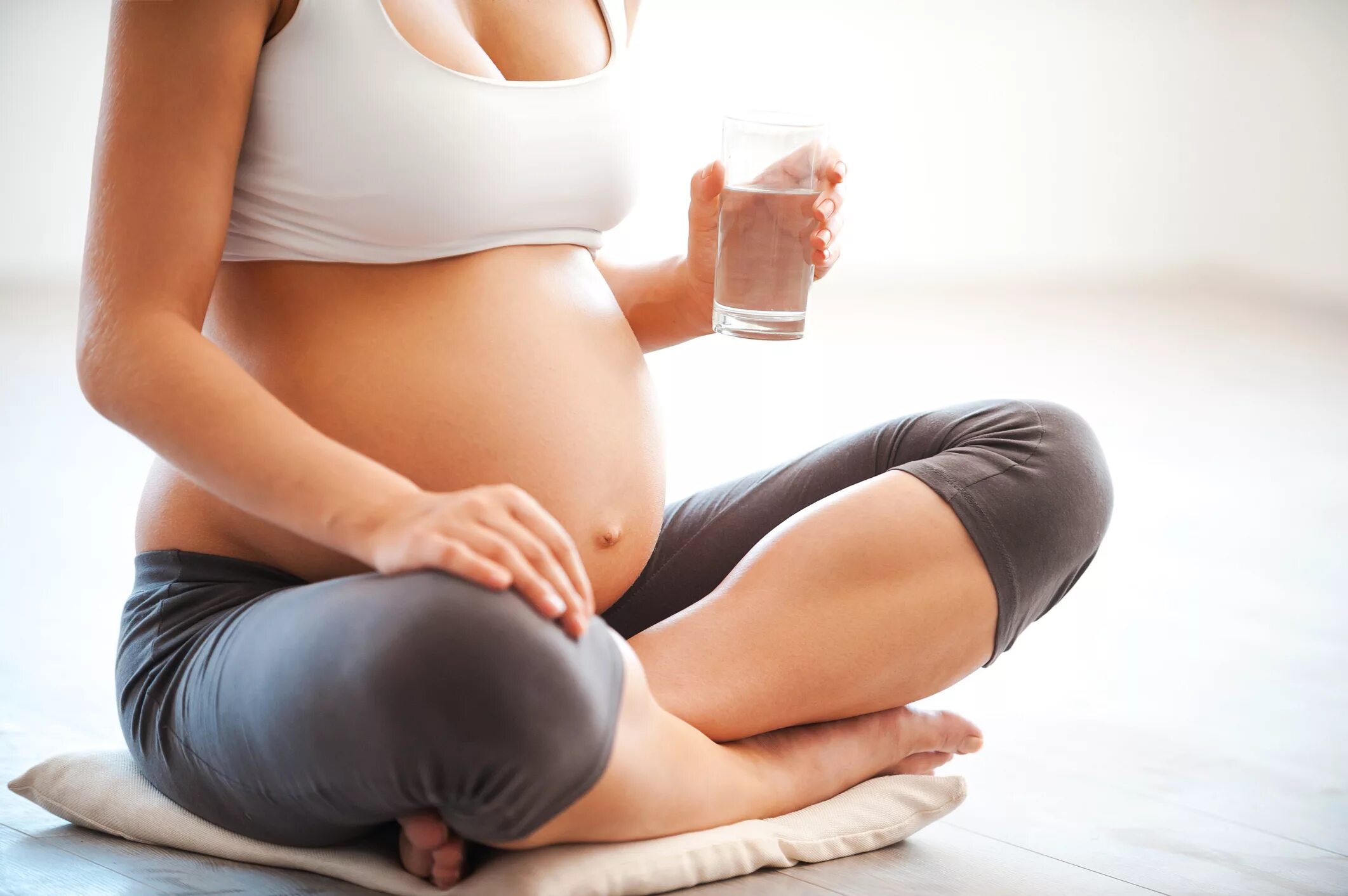 Беременно много воды. Режим беременной женщины. Режим труда и отдыха для беременных. Для поддержания живота беременной. День беременных.