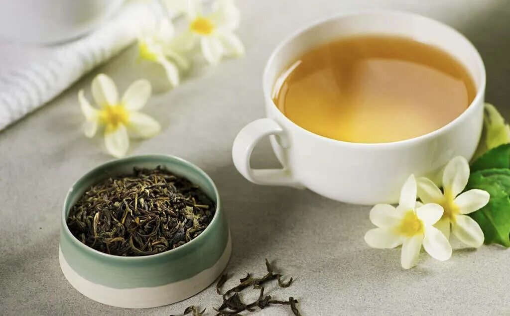 Зеленый чай мочегонный или нет. Зеленый чай с жасмином. Жасминовый чай китайский. Кружка чая с жасмином.