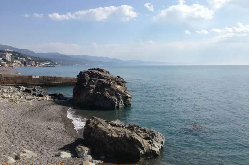 Температура воды в черном в алуште. Аннигора Алушта пляж. Пляж Профессорский уголок Алушта. Алушта пляж Черновские камни. Пляжи Алушты 2023.