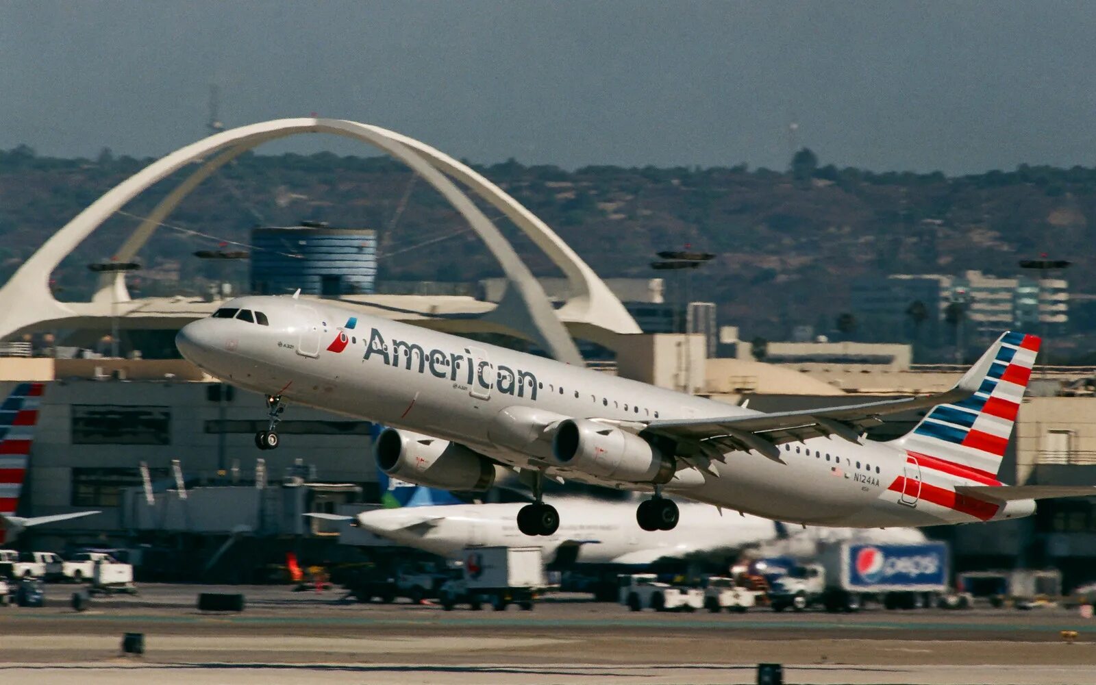 Рейс american airlines. Airbus American Airlines. Состояния самолета. Американский Аэробус разведчик. Самолеты Американ Эйрлайнс с изображением орла.