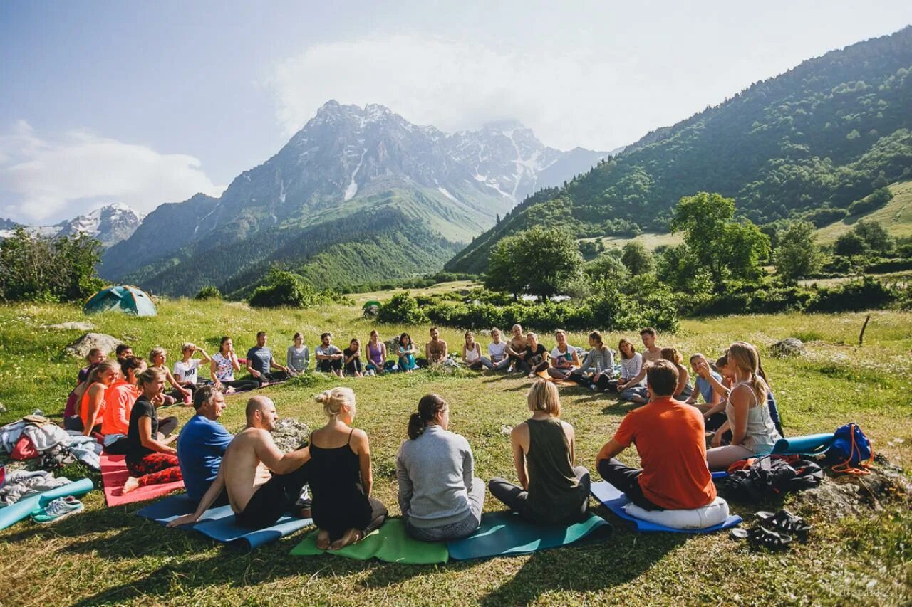 Йога тур на алтай. Йога на алтае. Йога тур. Ретрит центр алтай. Йога на алтае.