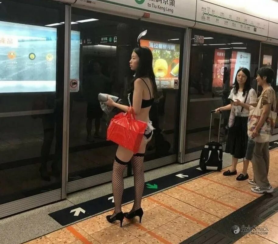 сходненский метро девушка. метро люди на платформе. No pants subway ride москва. чп на станции метро московская. сходненская метро 2010.