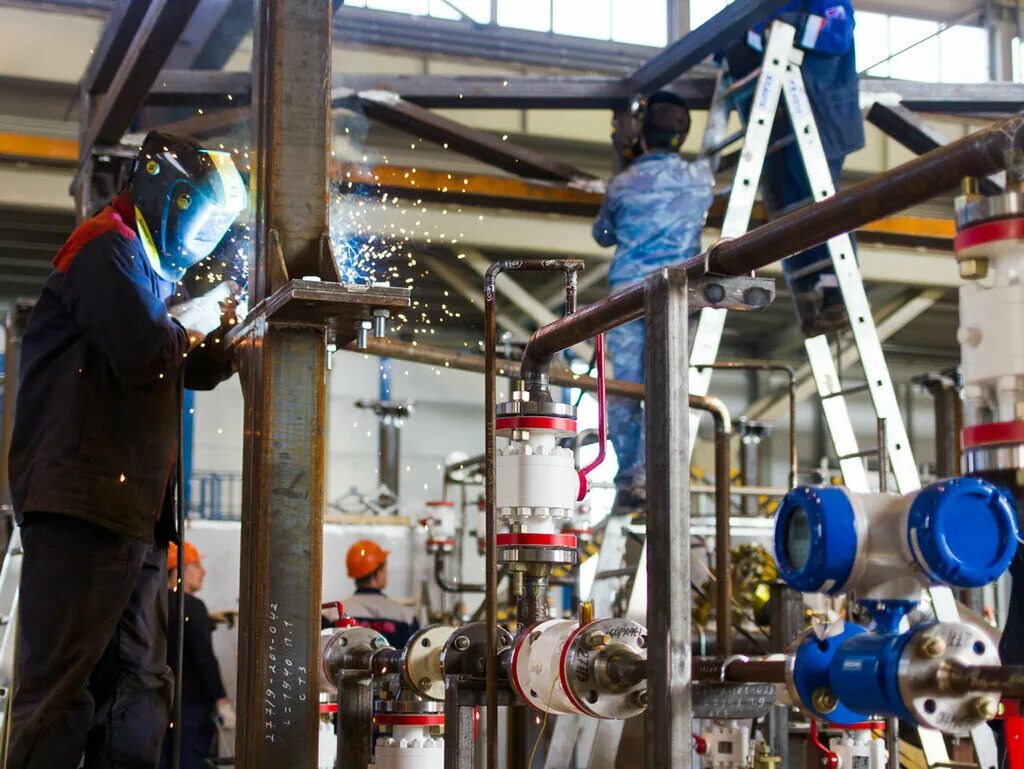 Блочное оборудование. Завод нефти и газа. Завод нефтяного и газового оборудования. Оборудование для нефтегазовой промышленности. Трубопроводной арматуры для предприятий нефтегазовой.