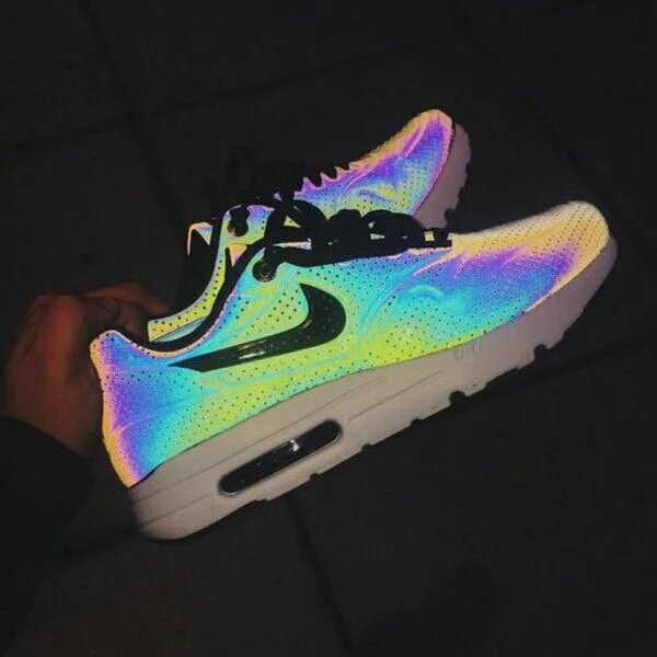 Пробить найки. Nike Air Max Rainbow. Nike Air Max переливающиеся. Nike Air Max радужные. Nike AIRMAX Neon.