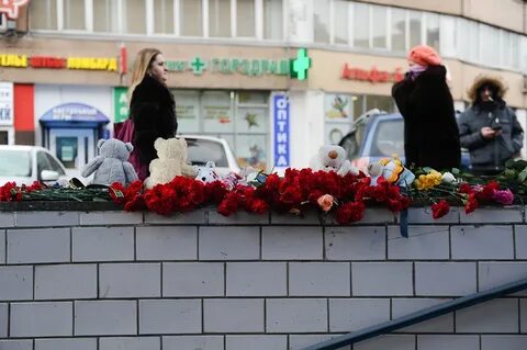 Люди несут цветы