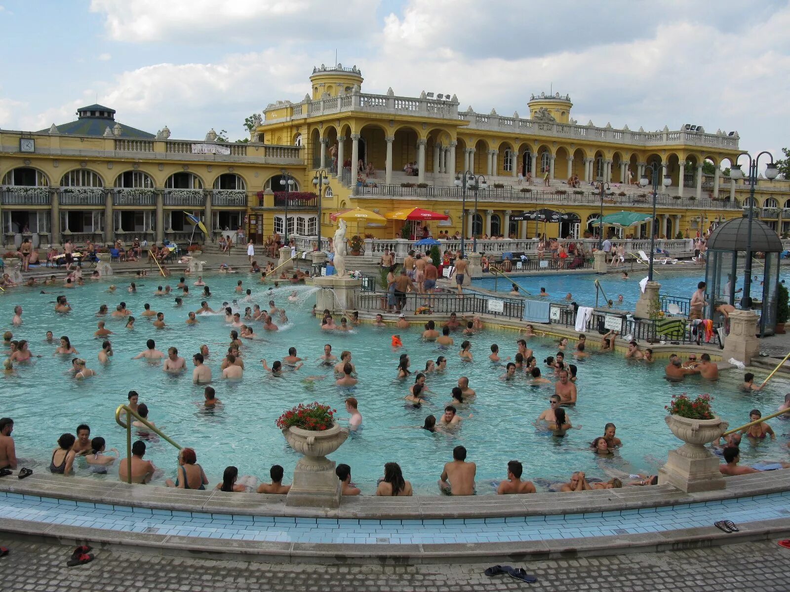 Купальни в будапеште. Термальные купальни Сечени. Бани Сечени в Будапеште. Будапешт термы Сечени. Купальни в Венгрии Будапешт.