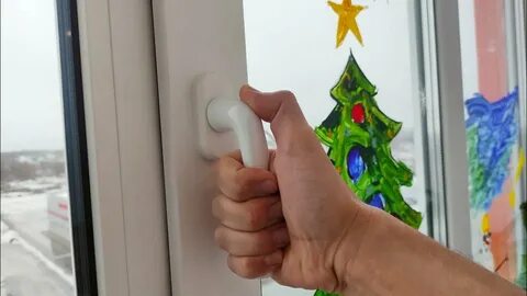 Прокручивается ручка пластикового окна