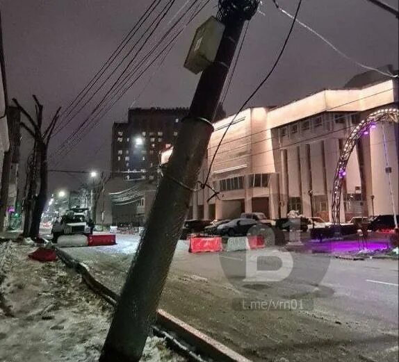 Воронеж перекрыли движение сегодня. Воронеж обледенение. упавший столб с проводами. перекрыли центр воронеж сегодня.