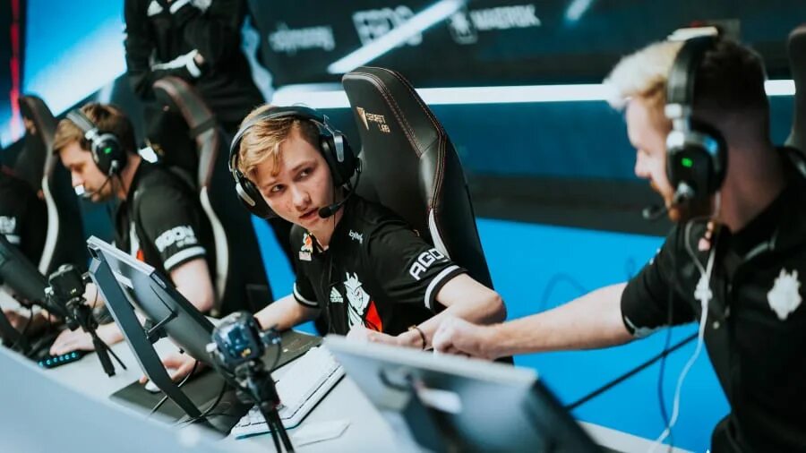 G2 navi blast final. Navi g2. киберспорт 2025. киберспорт по кс го. киберспорт нави.