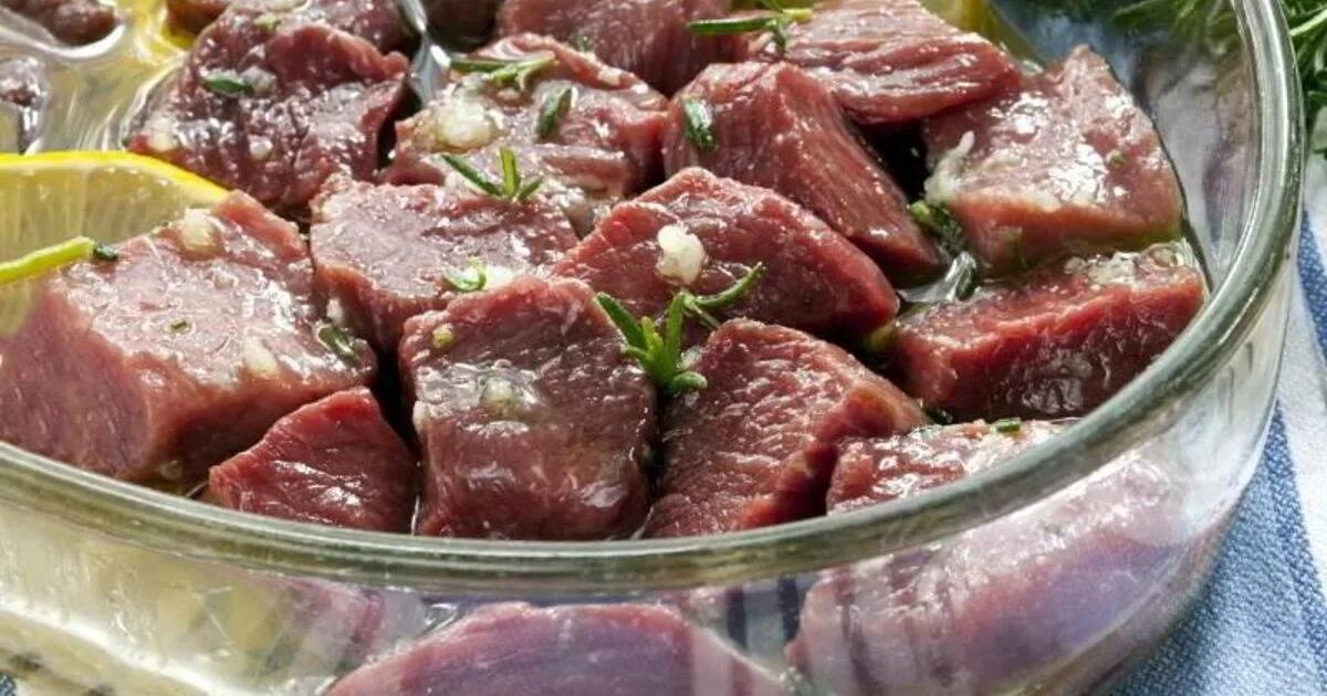 Шашлык мясо мариновать холодильник. Мясо для шашлыка. маринад для мяса. мясо в маринаде для шашлыка. замаринованный шашлык.