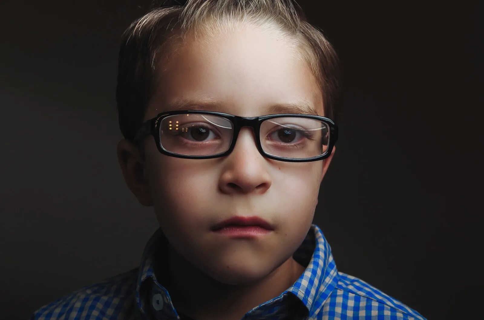 Автопортрет маленький мальчик в очках. Грустный в очках. Больный мальчик в очках грустный. Картинка как выглядит мальчик с зелеными очками.
