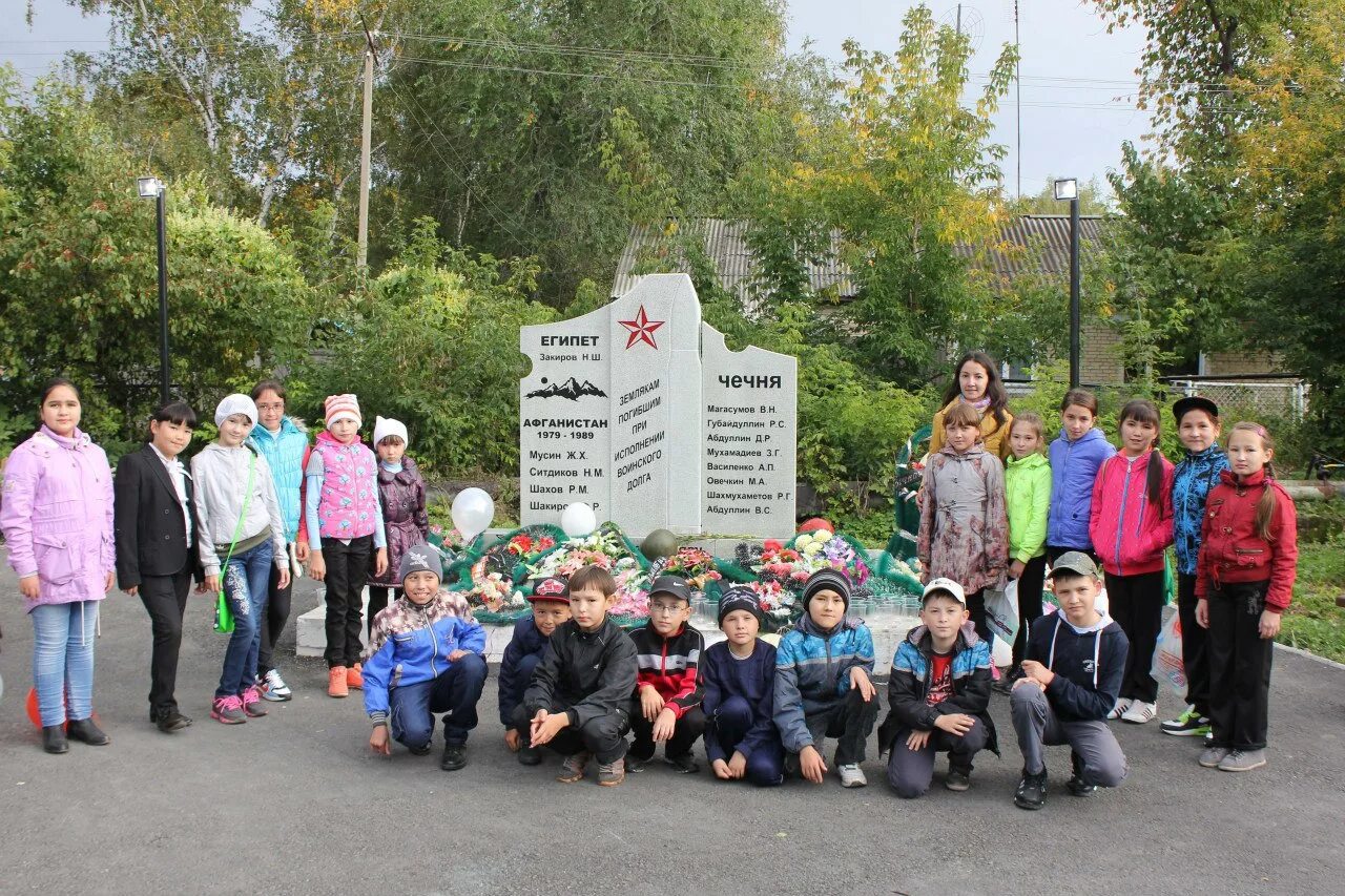 Кунашак школа. Новая школа село Кунашак. Школа Кунашак Челябинская область. Сквер мемориал Кунашак.