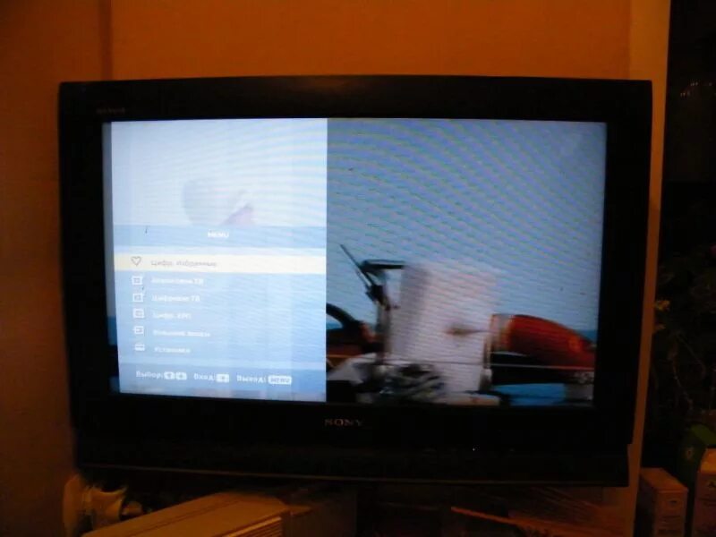 Телевизор стал тусклым. ЖК самсунг вертикальная полоса. Вертикальные полосы 32lm340t. Темная полоса на экране телевизора. Полосы на половине экрана телевизора.