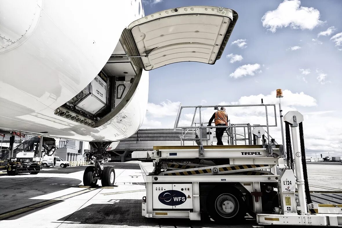 Cargo handling. Карго самолет. aircraft ground handling. bringer air cargo. ground handling services.