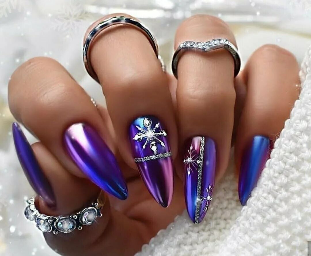 острый миндаль нюд. самые длинные ногти в мире рекорд гиннеса. необычный маникюр на длинные ногти. длинные ногти со стразами. длинные ногти 2024 год.