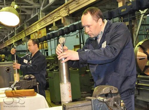 Завод кмз курган курганец. Завод кмз курган. Курганмашзавод отдел кадров. Курганмашзавод отдел кадров. Оборонное предприятие.