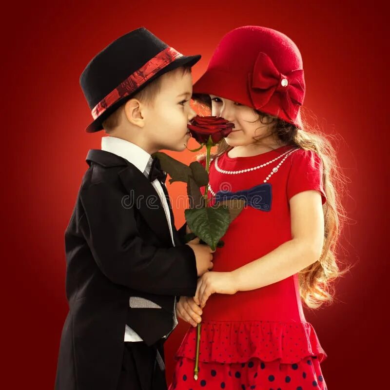 Мальчик дарит девочке цветы. Мальчик дарит розу. Красивые мальчик дарит розу. Мальчик дарит девочке маленькую розу.