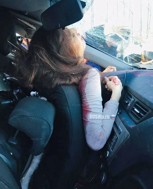 Попала в аварию и была вытрахана незнакомцем прямо на дороге