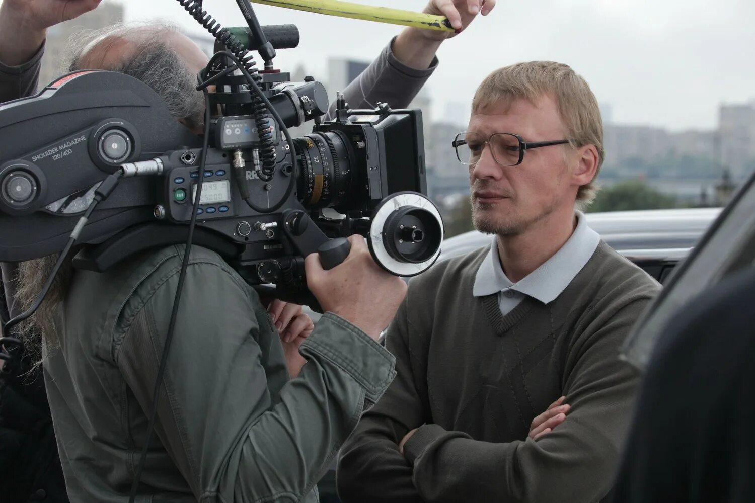 режиссер снял. кристофер нолан на съемках темного рыцаря. режиссер снял. профессия режиссер. съемочная площадка.