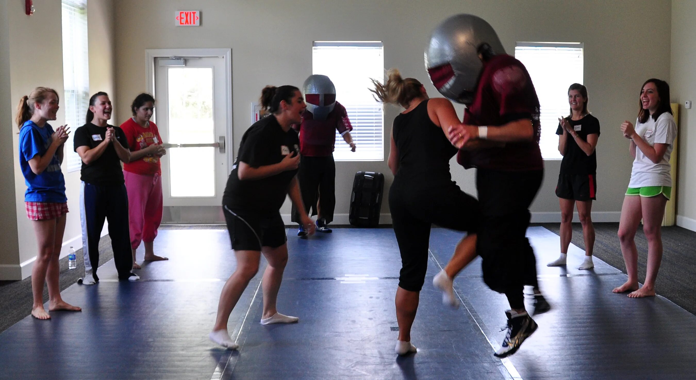 Knife target body. Self defense training girl. Self defense игра. Израильская борьба. Спортивные курсы.