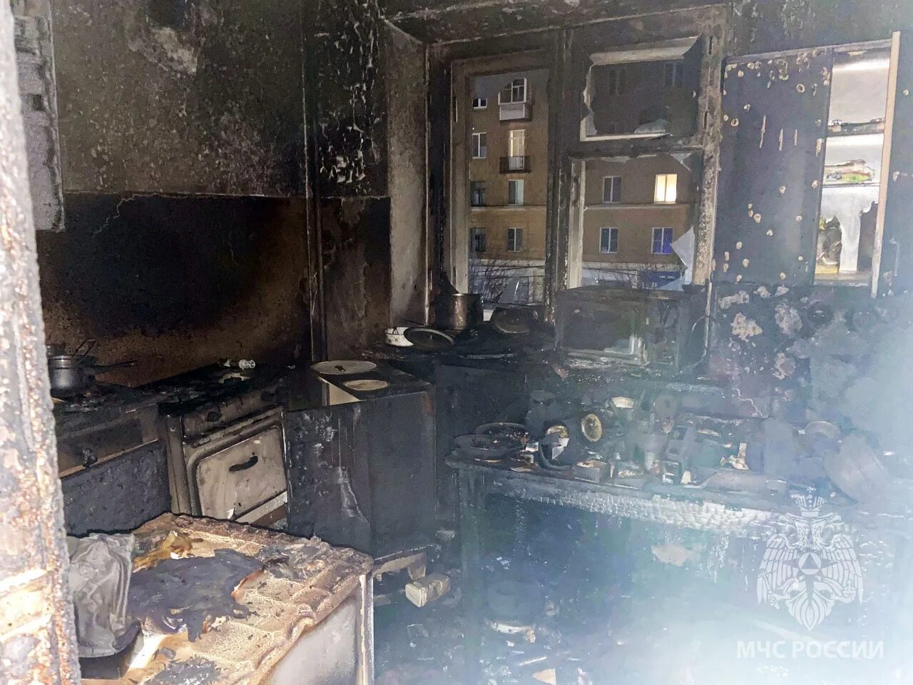 Сгоревшая кухня. Пожар в квартире. Квартира после пожара.
