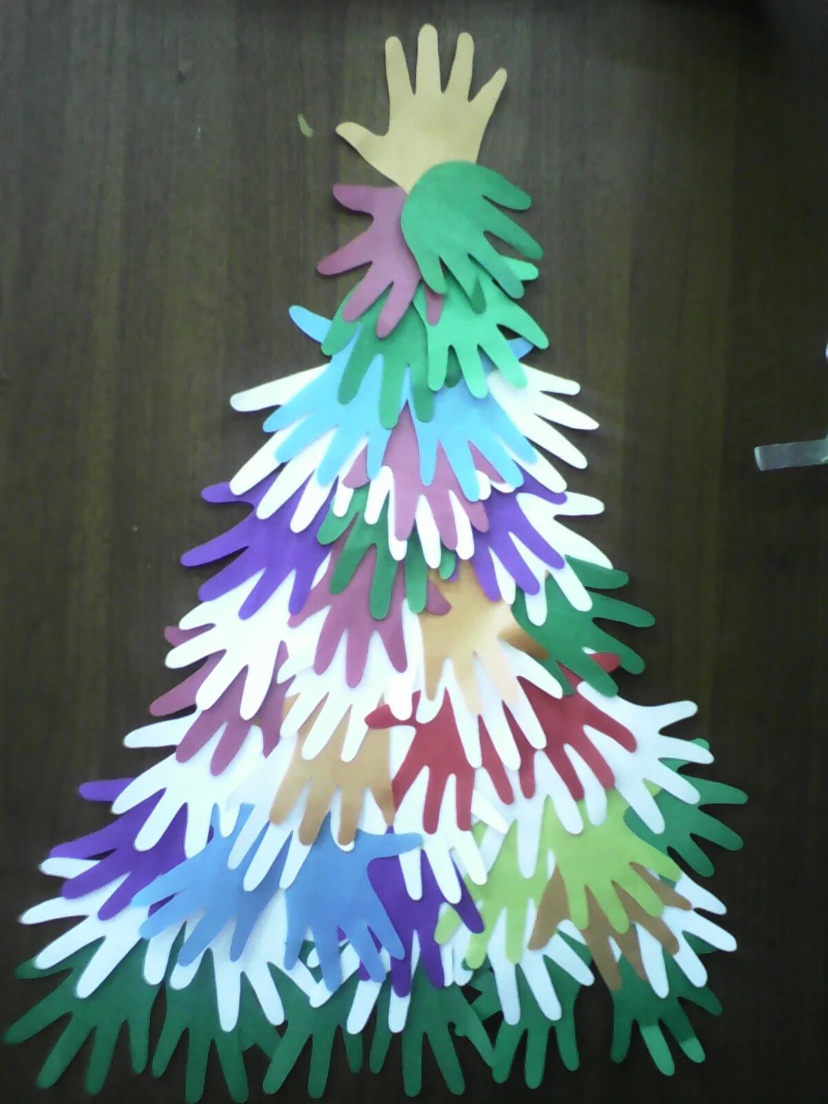 елочка из ладошек своими руками. новогодняя елка из бумажных ладошек. новогодняя гирлянда из ладошек. елка из ладошек. новогодняя елка из детских ладошек.