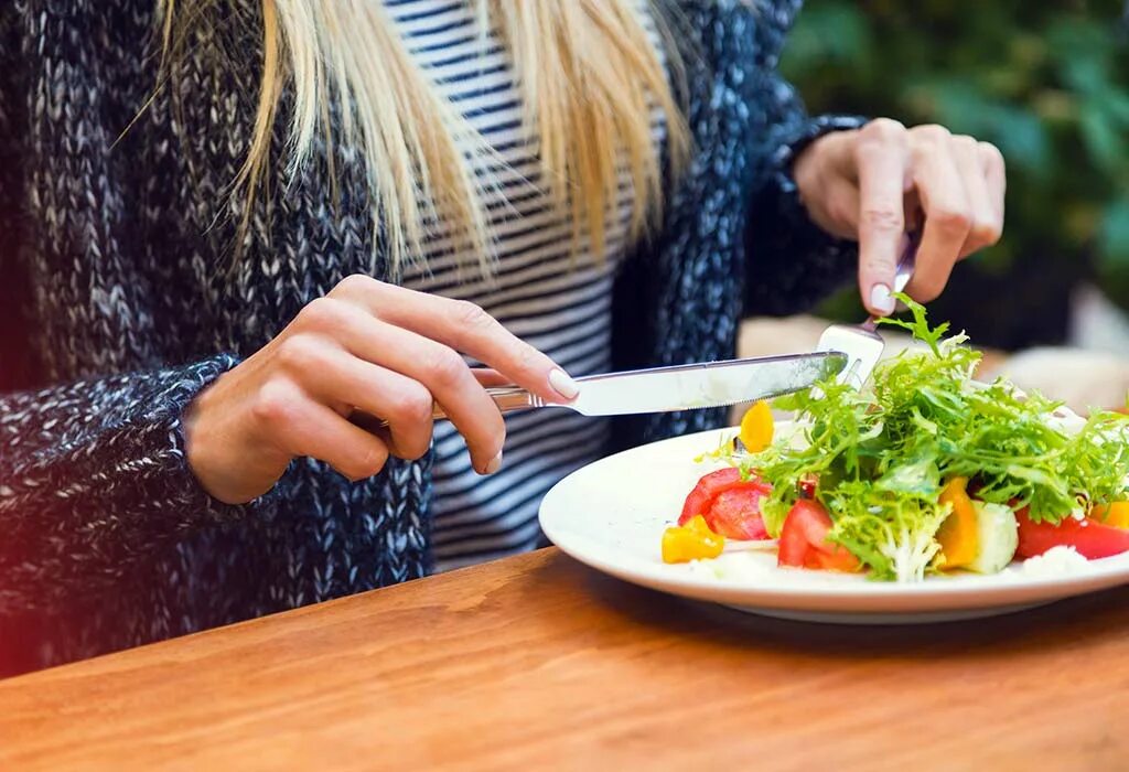 Best food. Девушка ужинает. Еда вне дома. Правильное питание девушка. Медленный прием пищи.