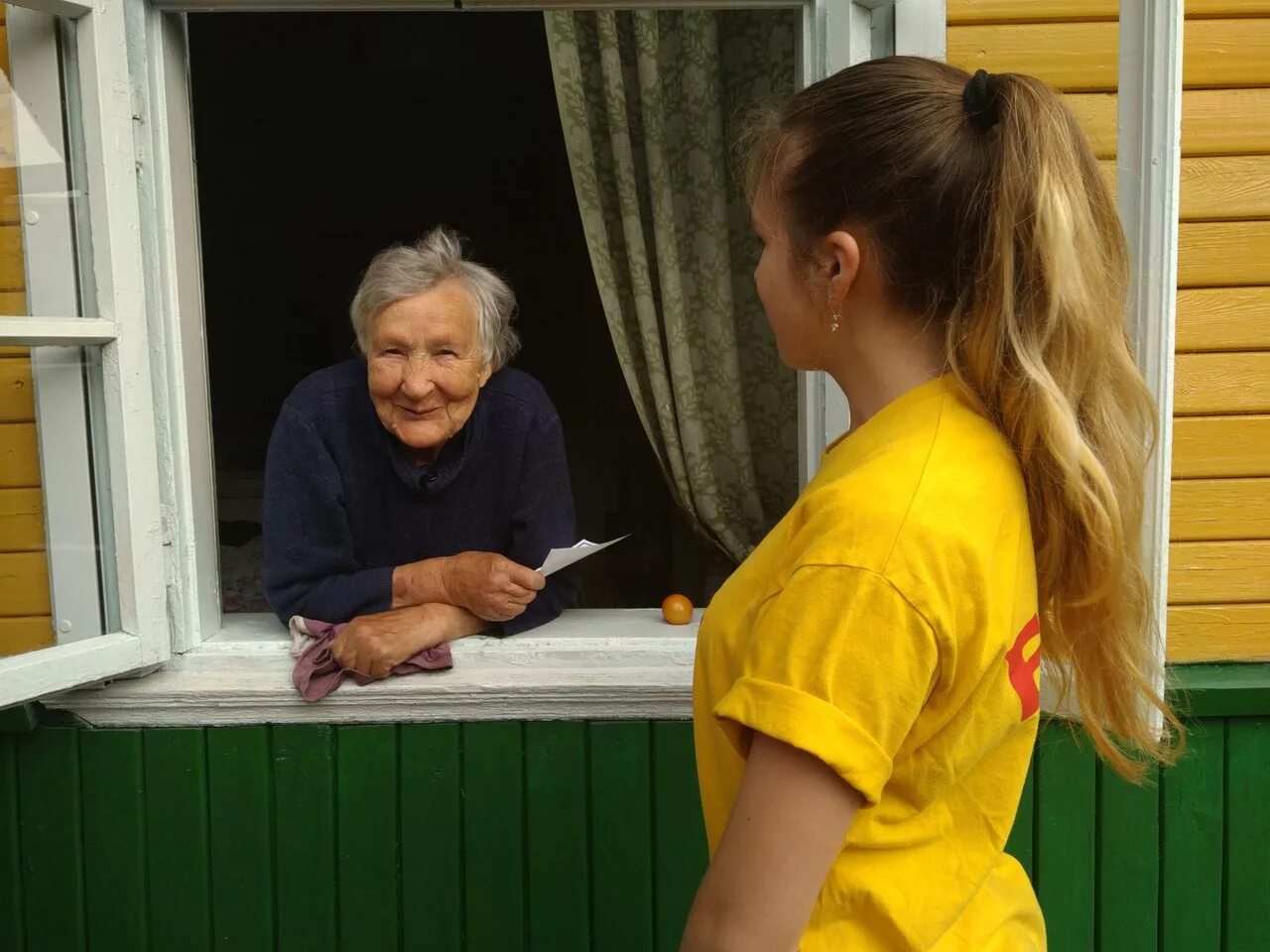 Доброта к пожилым. Школьники с пожилыми людьми. Счастливые пенсионеры. В школьников пожилые люди. Помощь пожилым.