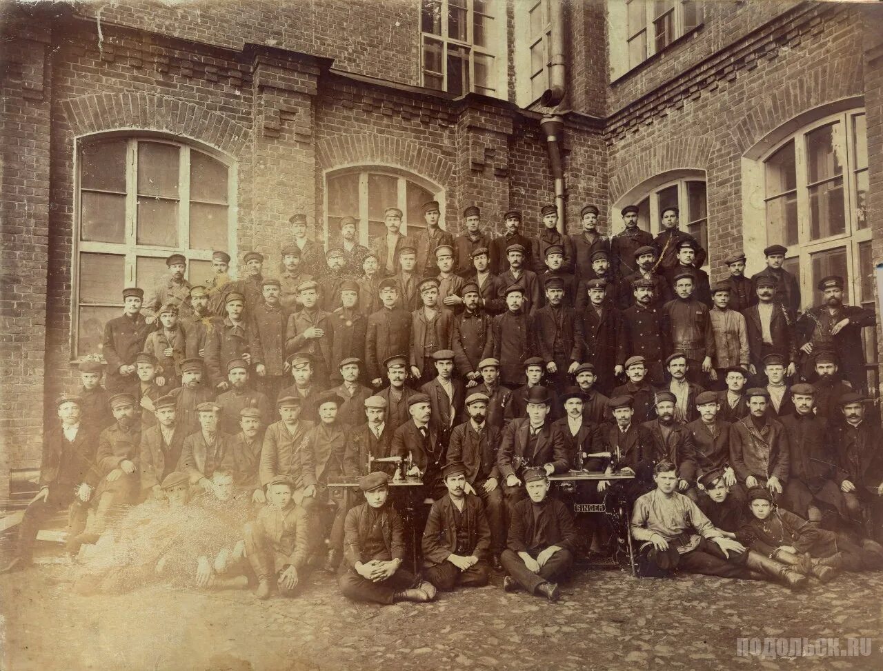 Саратовский авиационный завод в годы войны. Ижевский оружейный завод в войну. Учебник по доноведению. Остарбайтеры на заводе. Саратовские заводы в годы войны.