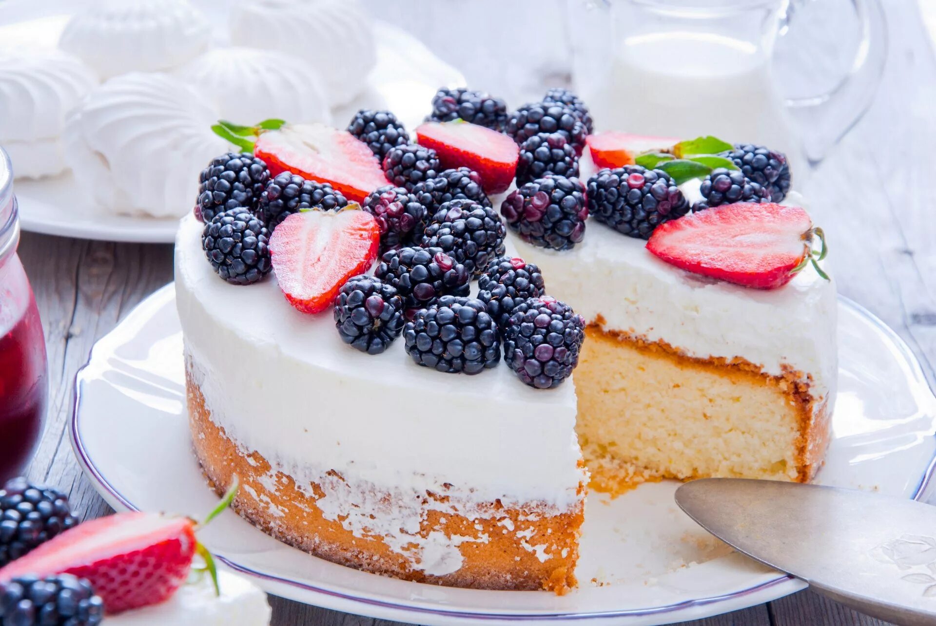 Торт ежевичный бисквитный. Пирожное с ягодами. Торт с ягодами. Тортик с ягодами и сладостями. Можно кормящим торт