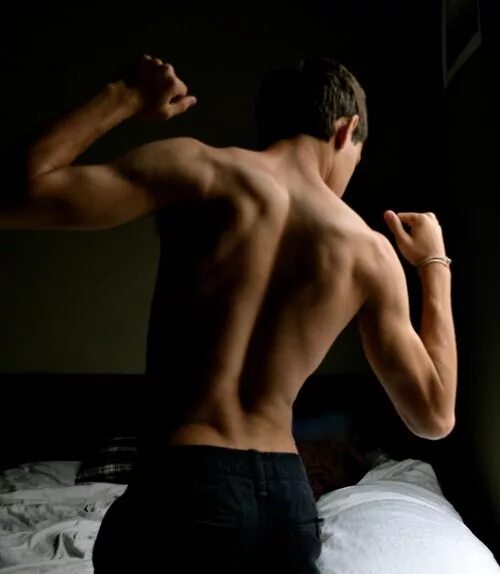 Мужчина вид сзади. Парням нравится спина. Мужчина со спины. Мужчина обнимает женщину сзади. Мужская спина на пляже.