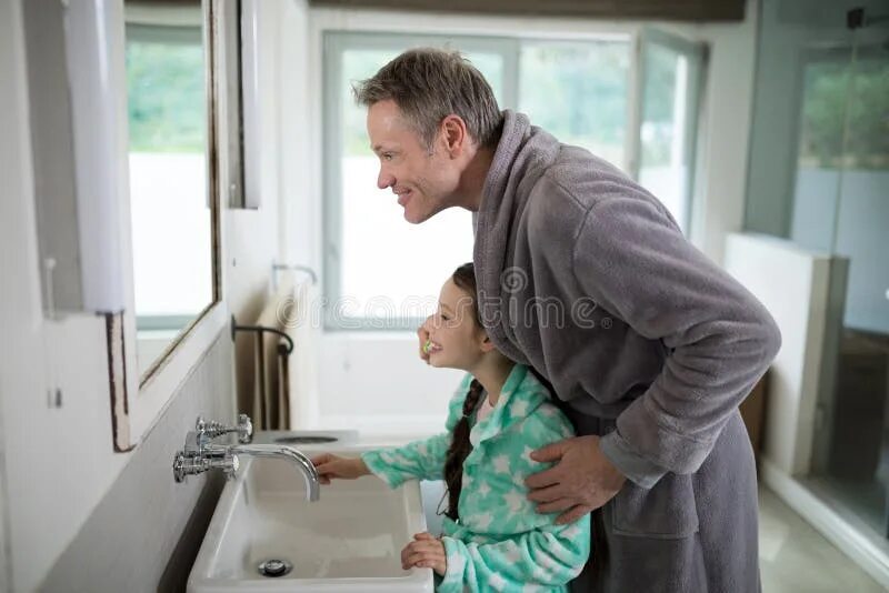 Отец моет дочь. Папа моет дочь. Японские ванны с дочерьми. Сын купается. Папа моет дочь.