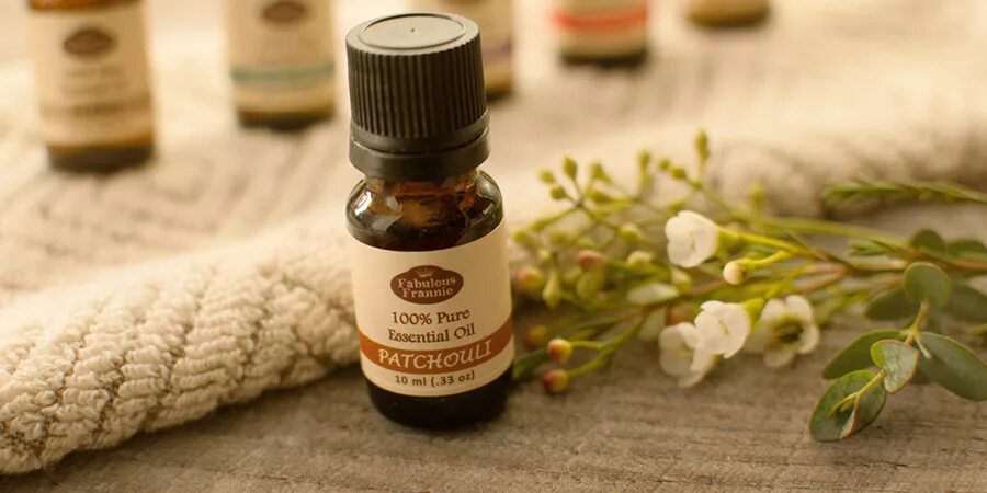 Patchouli Essential Oil. Эфирные масла для кожи. Аромамасла и деньги. Пачули масло для денег.