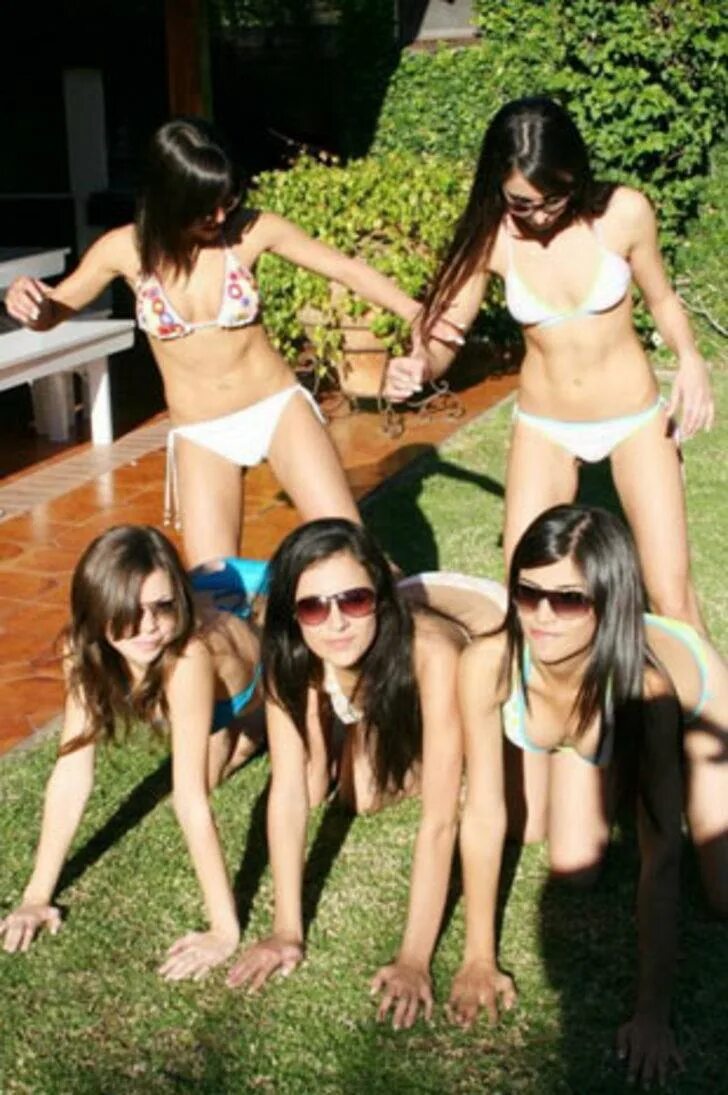 Девушка делает странные вещи. Девочки подростки подружки. Девушка дома. Фотосессия с подругами в доме. Девочки подростки веселятся дома.