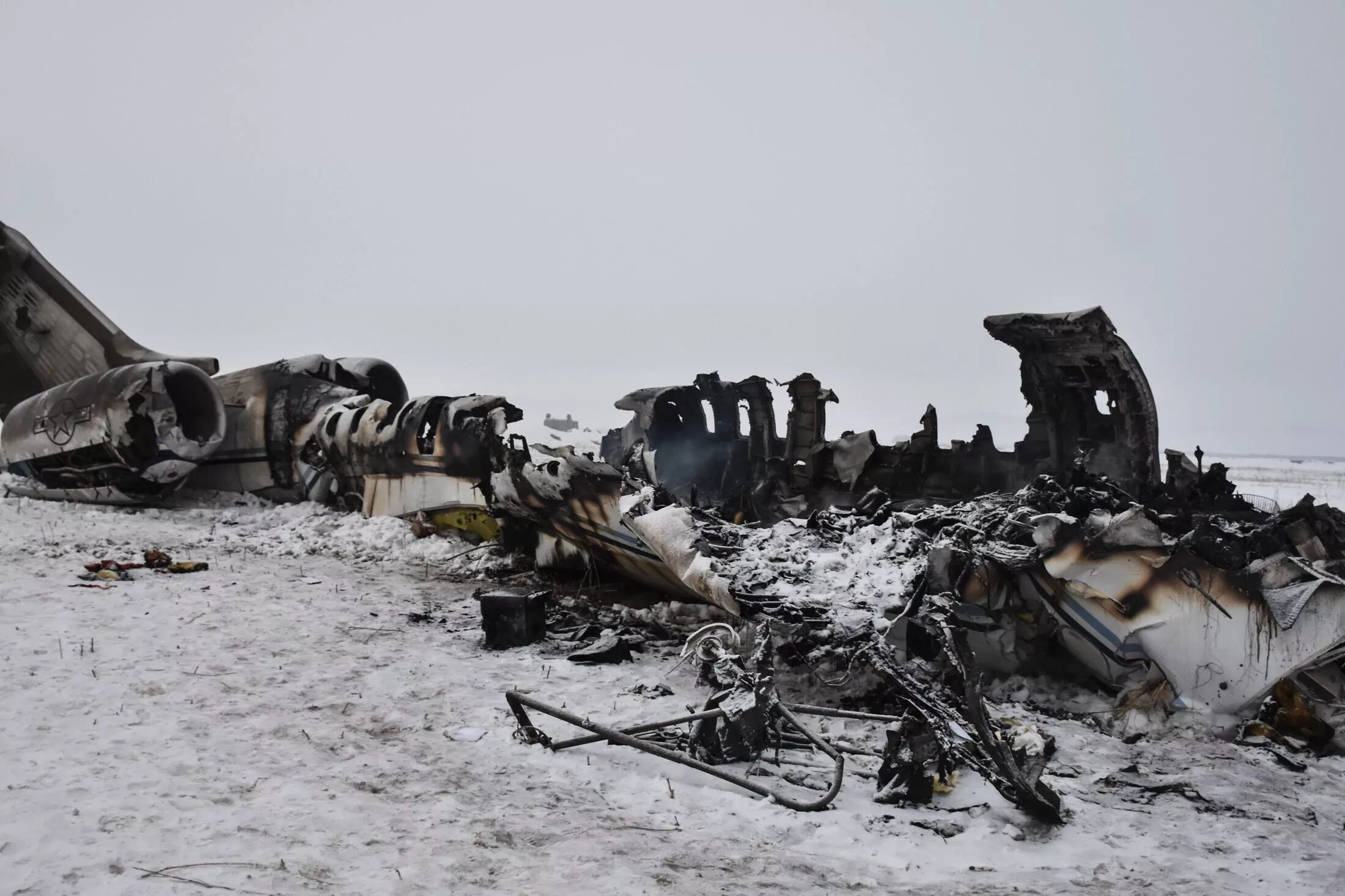 Разбился военный самолет. Подбитый самолет ан12 в Афганистане. Крушение АН 12 В Афганистане. Самолет Афганистан катастрофа.