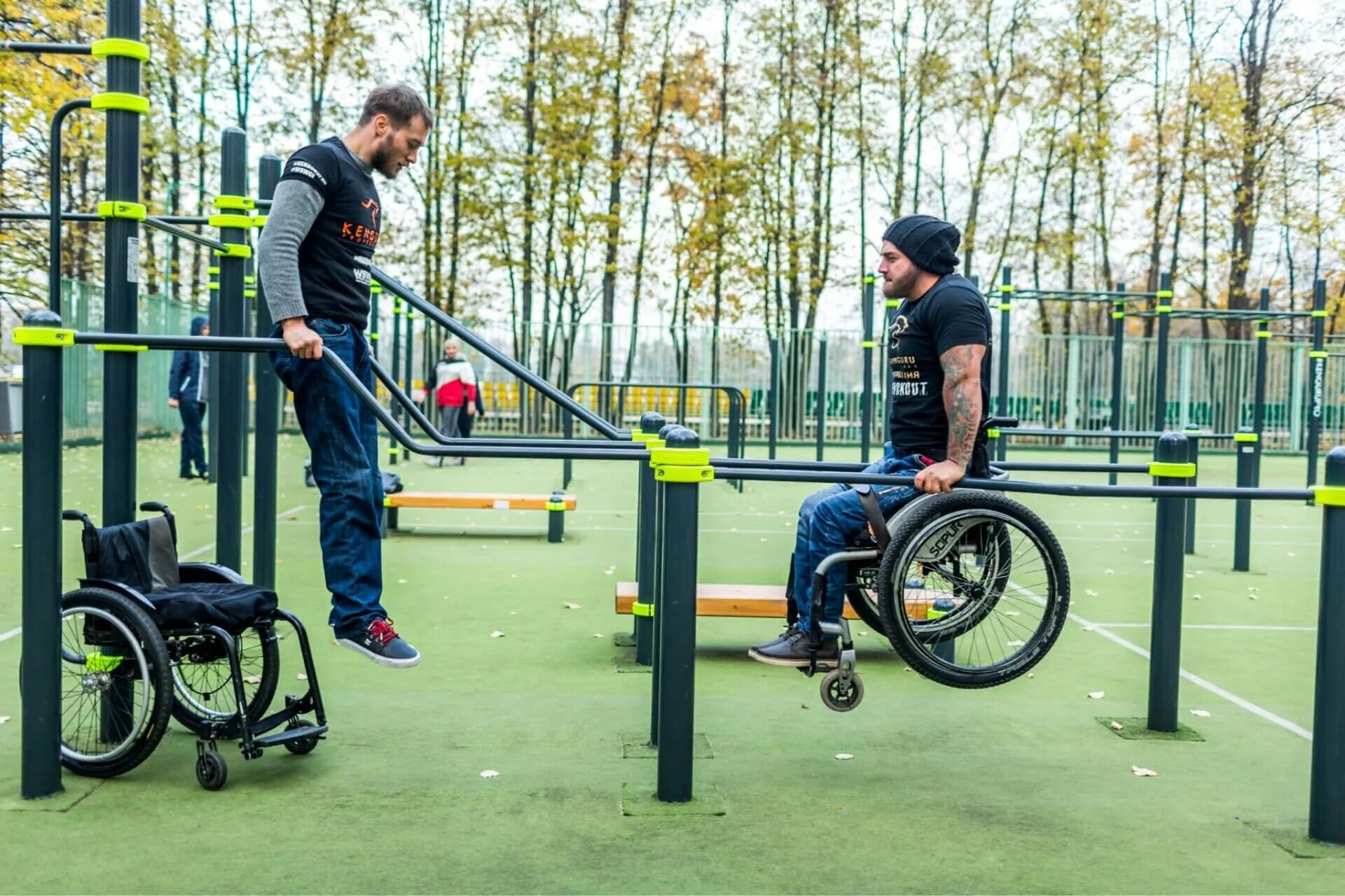 Инвалиды занимаются спортом. Спортивная площадка для инвалидов. Уличные тренажеры для инвалидов. Спортплощадка для инвалидов. Спортивная площадка для детей инвалидов.