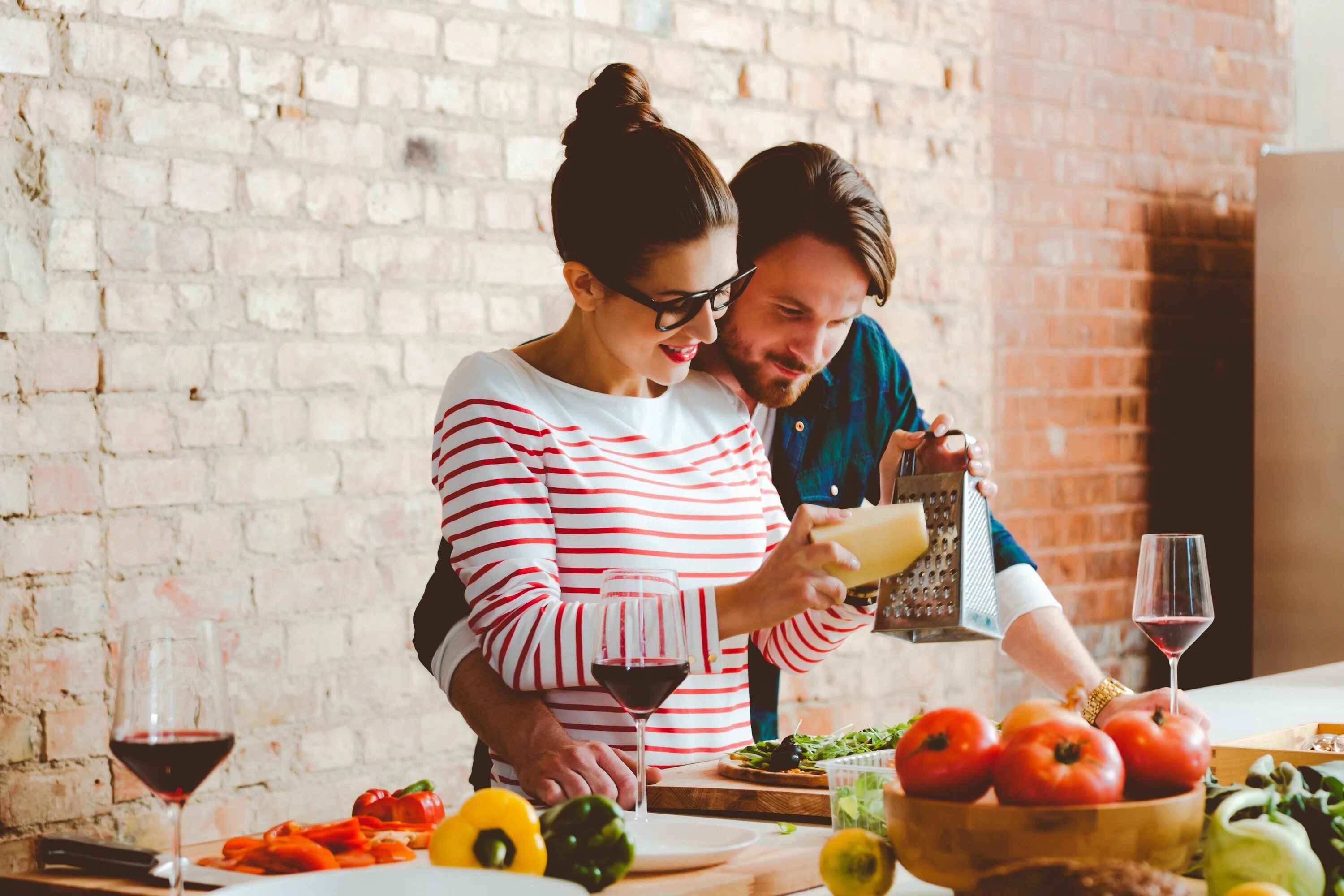 Wife together. Совместная готовка ужина. Готовка на кухне пара. Фотосессия на кухне готовка. Мужчина и женщина готовят вместе.