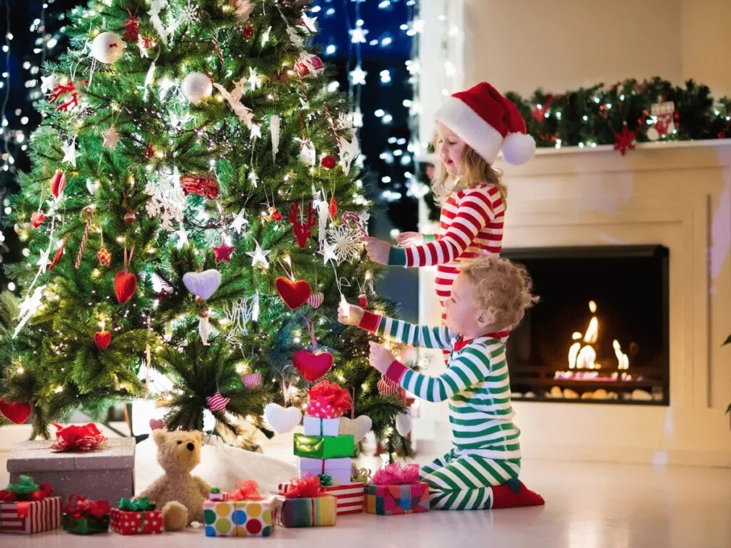 Новогодние каникулы ребенку. Елка Новогодняя украшенная. Подарки для елки. Дети наряжают елку. Красивая елка с подарками.