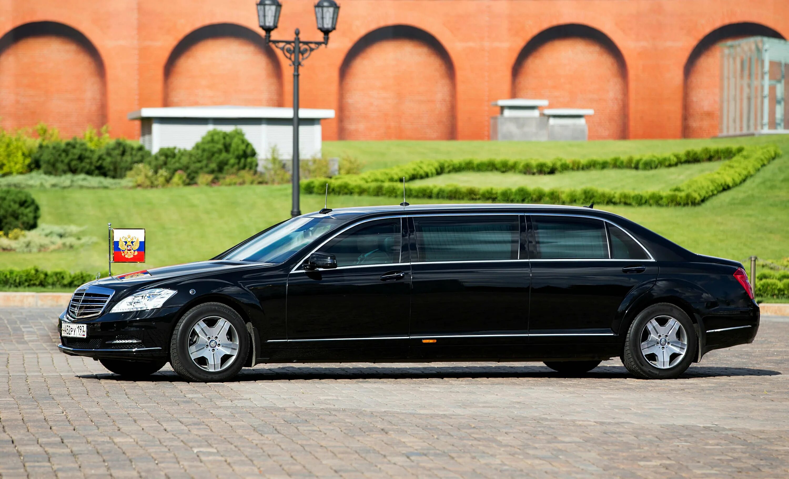 Купить мерседес s600. Мерседес с 600 Пульман. Mercedes-Benz s600 Pullman. Mercedes-Benz s600 Pullman Guard. Mercedes Pullman s600.