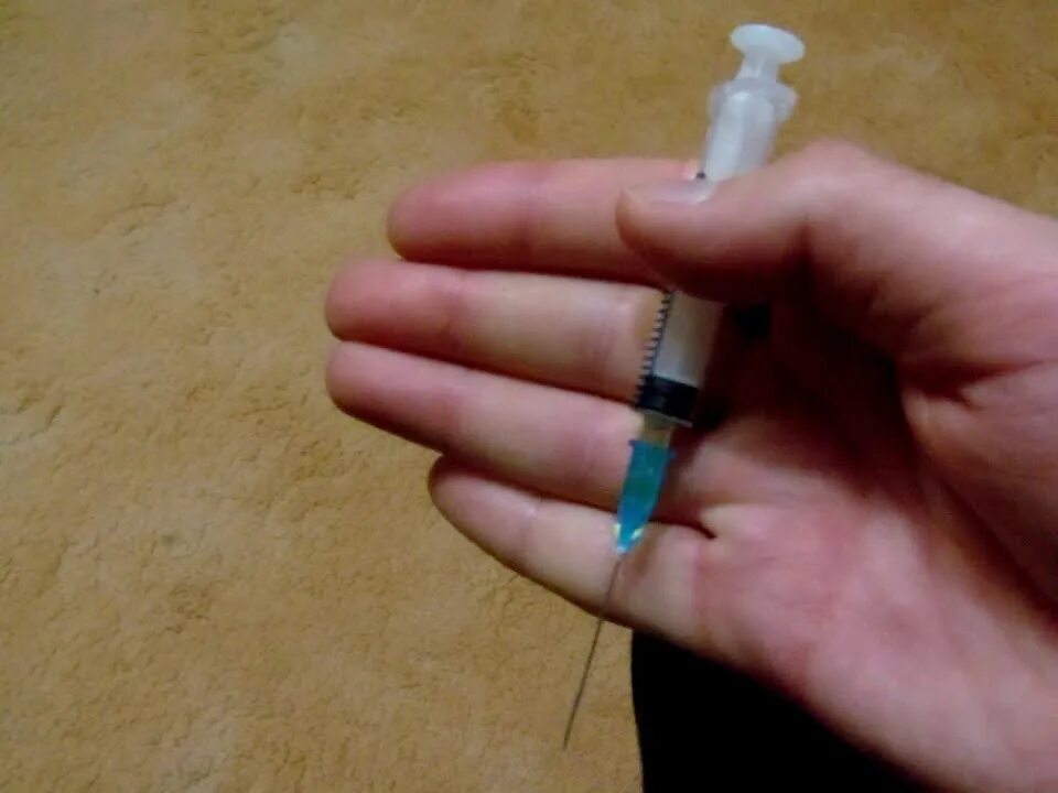 Укол сам видео. Шприц для укола в ягодицу. шприц для деланья укола самому в домашних. держит шприц.