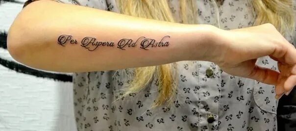 Рожать на латыни. Тату надпись на руке. Татуировки для девушек на руке надписи. Тату надпись на руке для девушек. Тату для девочек на руке надписи.