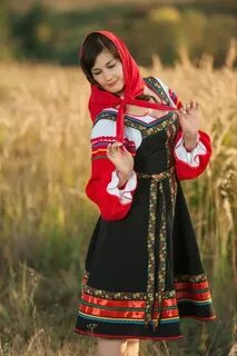Девушка в русском народном платье