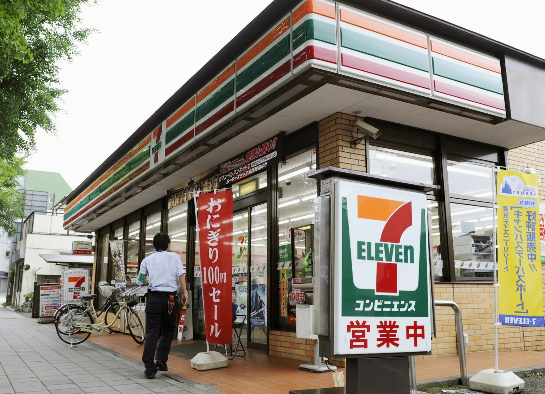 Магазин севен элевен. Магазин 7 Элевен Япония. 7-11 Севен Элевен. Seven Eleven в Японии. Магазин Seven Eleven в Японии.