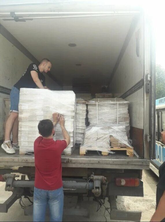 Куда грузить. Куда грузить. Разгрузка фуры 33 паллета. Перегруз автомобиля. Разгрузка ibc кубов с фуры.