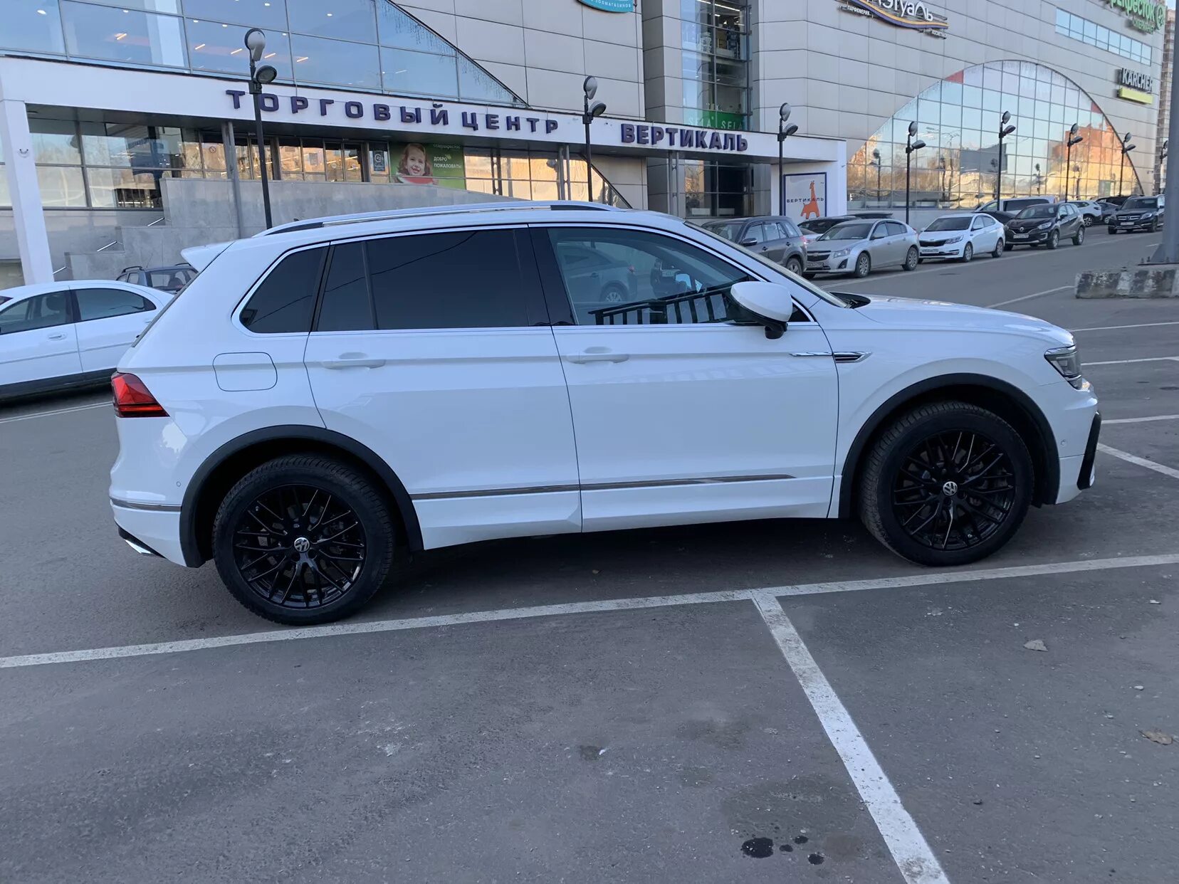 Victoria falls r19 на tiguan sportline. Черный тигуан на черных дисках 2021. Tiguan r19 wheels. Тигуан черные диски. Черные 19 диски тигуан 2.