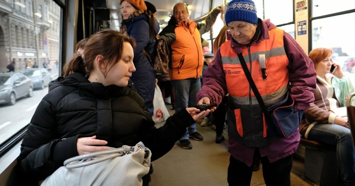 Спб повышение. Поездка в общественном транспорте. Проезд в общественном транспорте СПБ. Общественный транспорт Санкт-Петербурга внутри. Проезд подорожал.