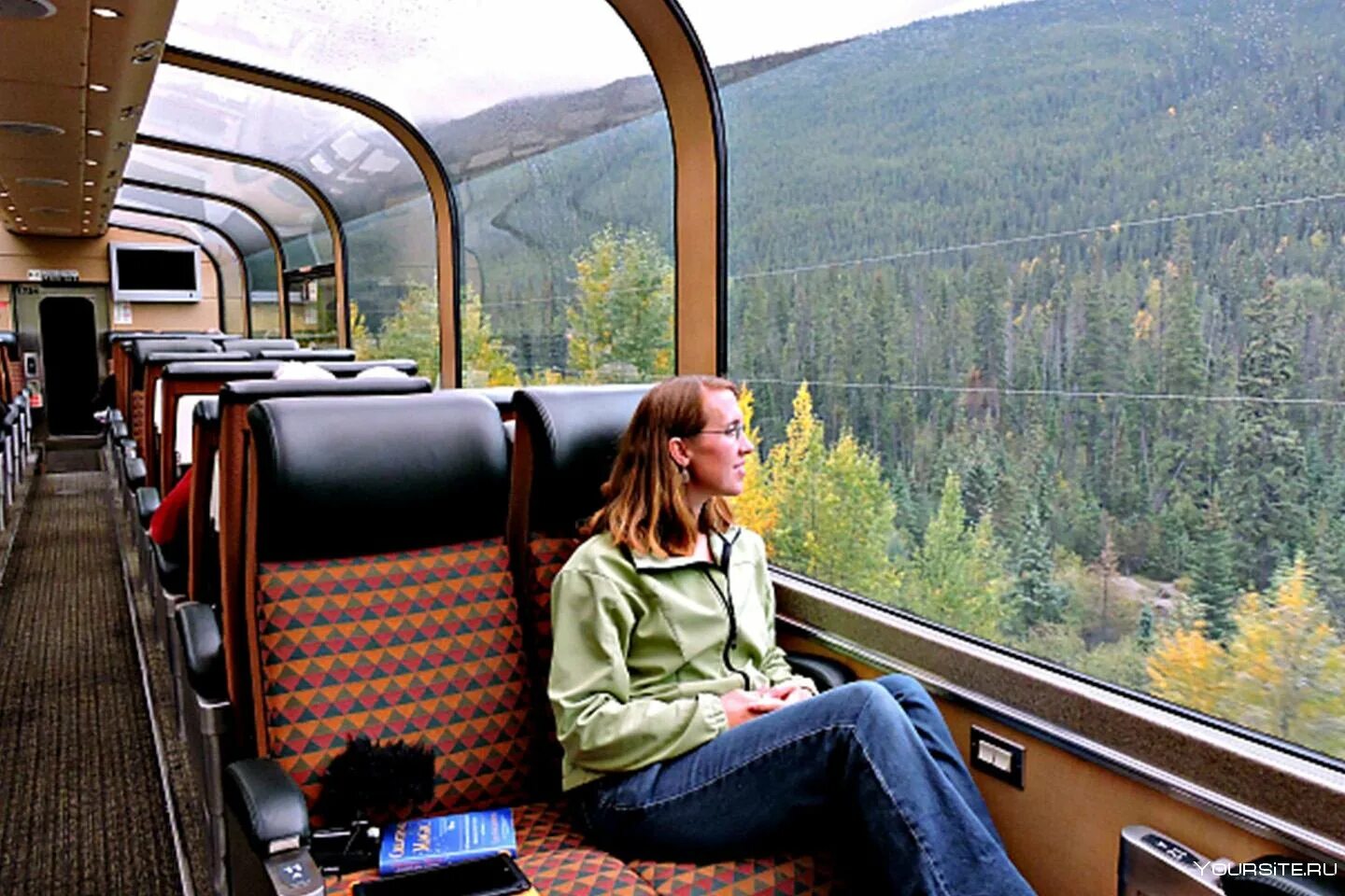 Travelling is expensive. Путешествие на поезде. Туристический поезд. Туристско экскурсионные поезда. Транспорт для путешествий.